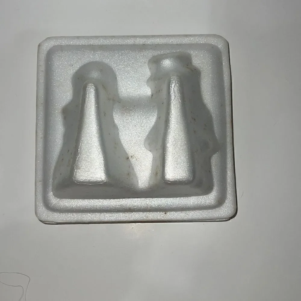 Avon Christmas Carollers Fragranced Soaps Vintage VTG Special Occasion Set of 2